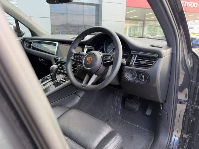 PORSCHE Macan Photo 3
