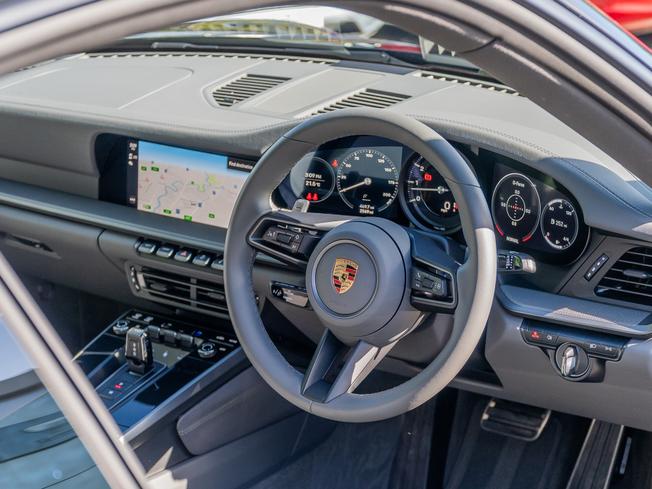 PORSCHE 911 Photo 8