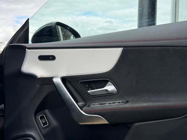 MERCEDES-BENZ Cla Class Photo 19