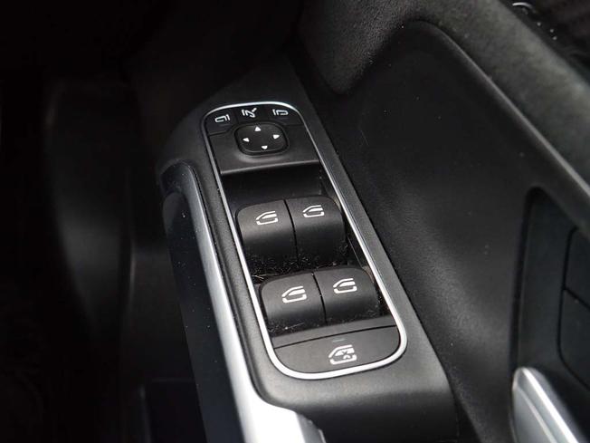 MERCEDES-BENZ GLB Photo 17