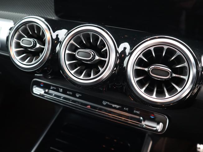 MERCEDES-BENZ GLB Photo 5