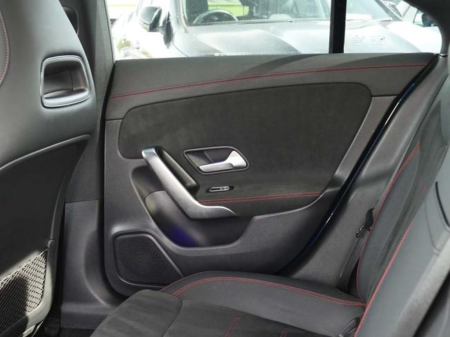 MERCEDES-BENZ CLA Class Photo 40