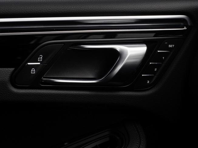 PORSCHE Macan Photo 25