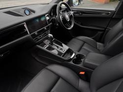 PORSCHE Macan Photo 3
