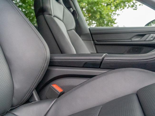 PORSCHE Taycan Photo 14