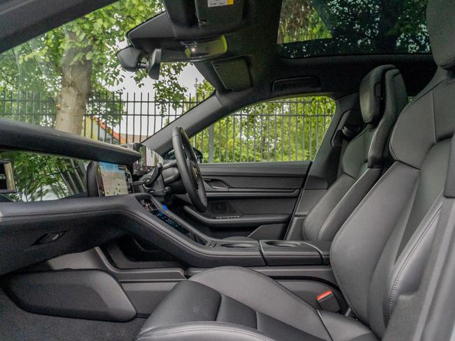 PORSCHE Taycan Photo 3