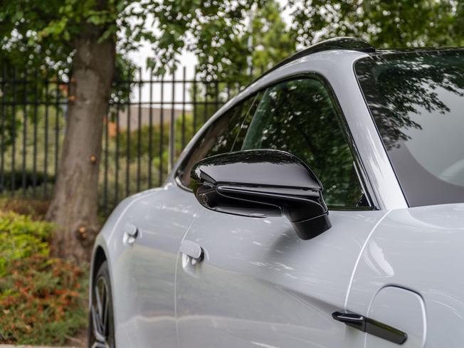 PORSCHE Taycan Photo 33