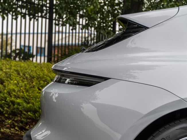 PORSCHE Taycan Photo 35