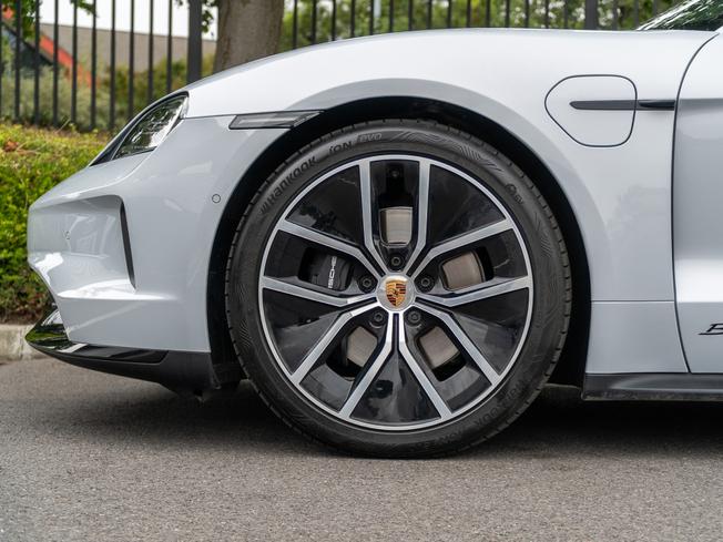 PORSCHE Taycan Photo 4