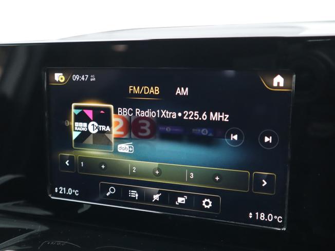 MERCEDES-BENZ GLB Photo 29