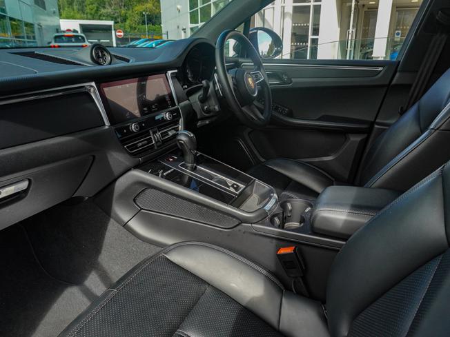 PORSCHE Macan Photo 3