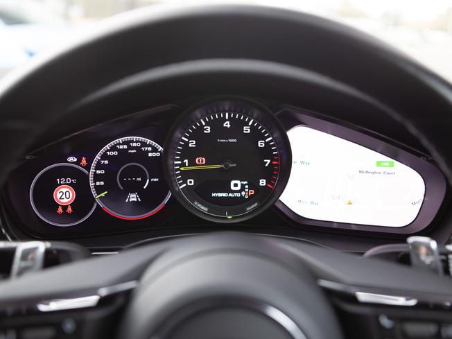 PORSCHE Panamera Photo 17