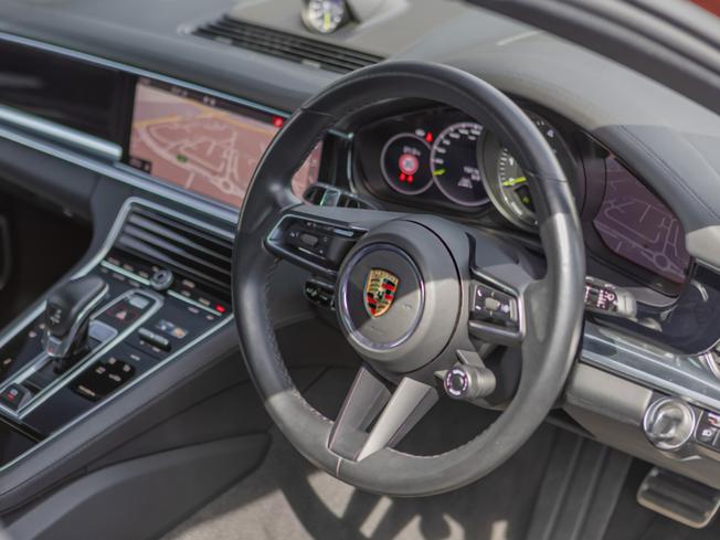PORSCHE Panamera Photo 8
