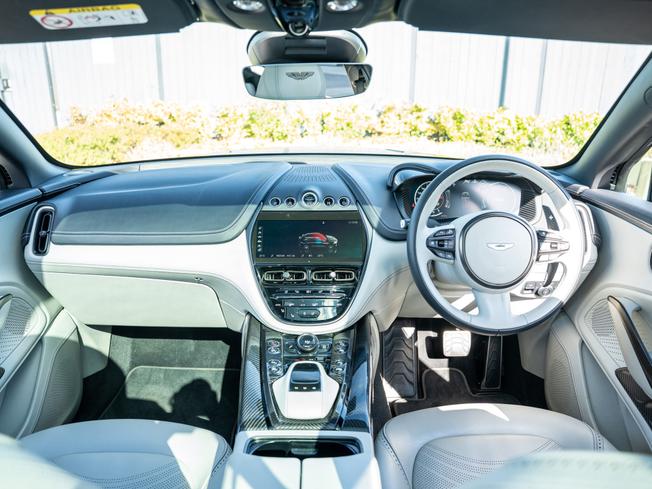 ASTON MARTIN Dbx Photo 10