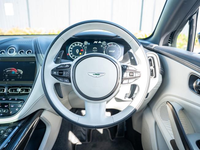 ASTON MARTIN Dbx Photo 11