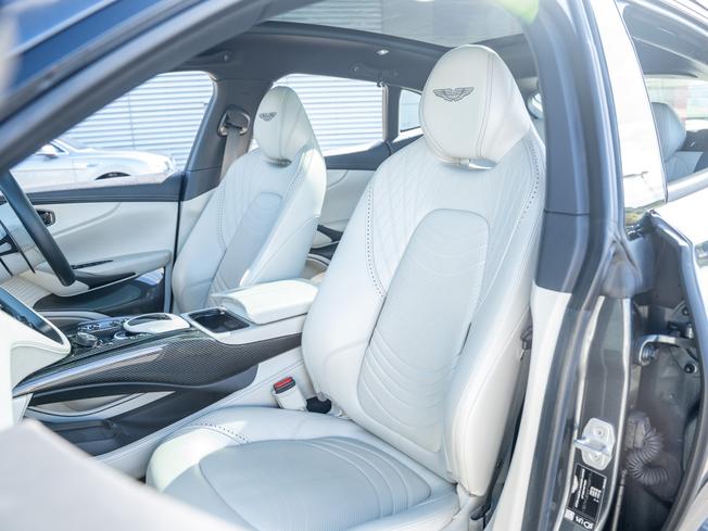 ASTON MARTIN Dbx Photo 12