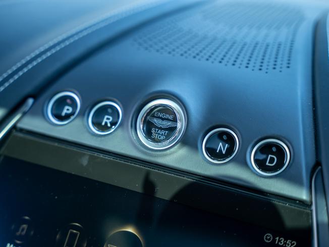 ASTON MARTIN Dbx Photo 14