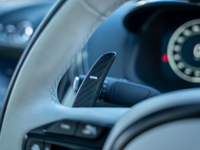 ASTON MARTIN Dbx Photo 15
