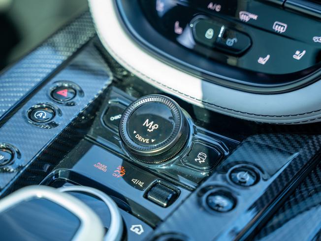 ASTON MARTIN Dbx Photo 16