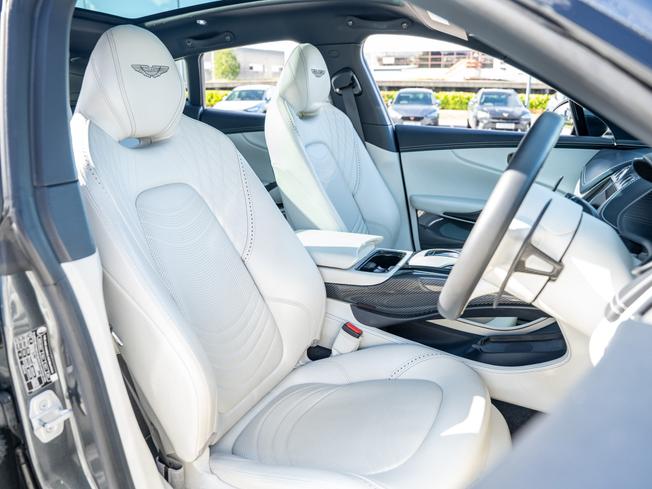 ASTON MARTIN Dbx Photo 19