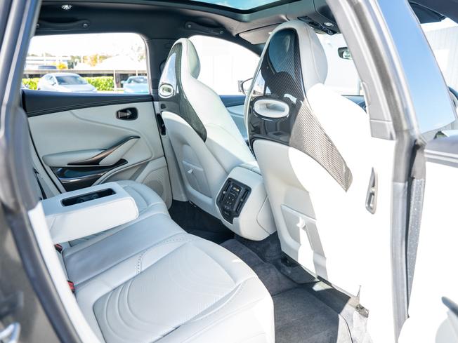 ASTON MARTIN Dbx Photo 23