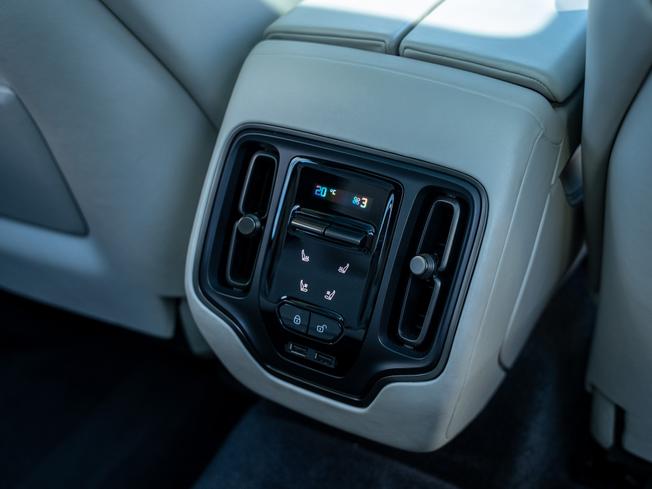 ASTON MARTIN Dbx Photo 24