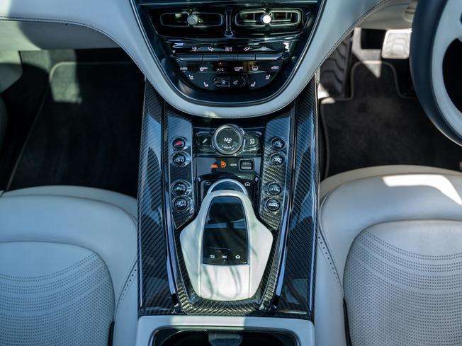 ASTON MARTIN Dbx Photo 25