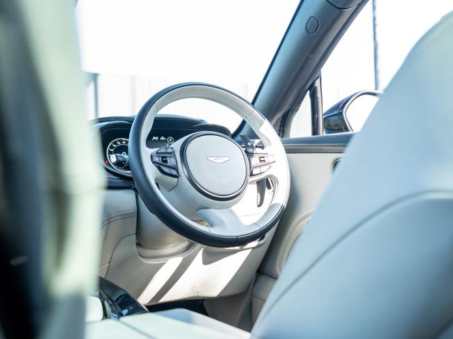 ASTON MARTIN Dbx Photo 26