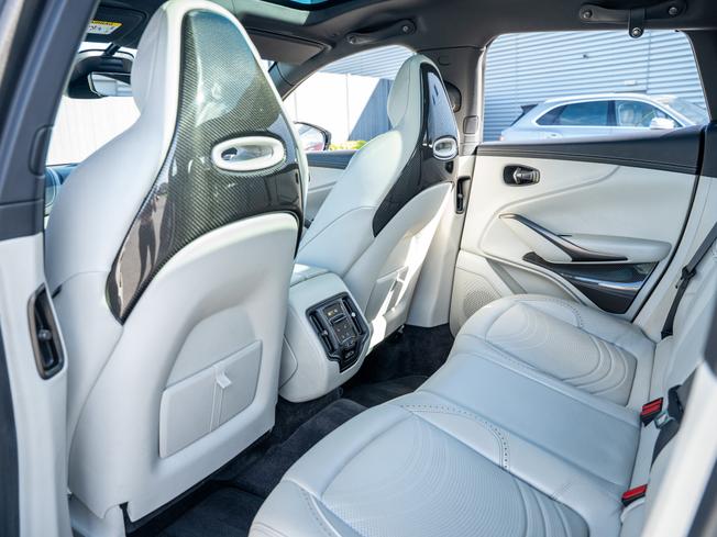 ASTON MARTIN Dbx Photo 27