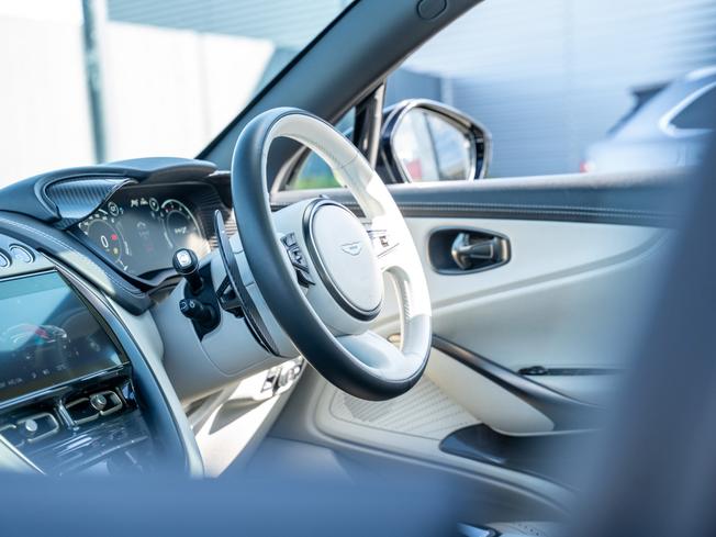 ASTON MARTIN Dbx Photo 29