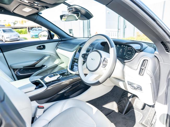 ASTON MARTIN Dbx Photo 3