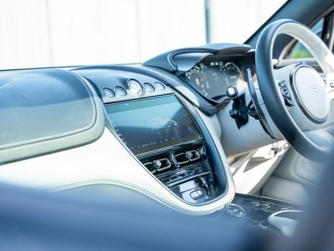 ASTON MARTIN Dbx Photo 30