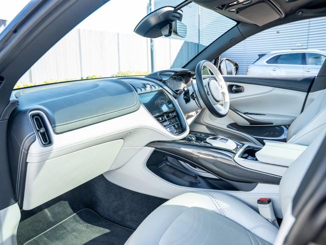 ASTON MARTIN Dbx Photo 31