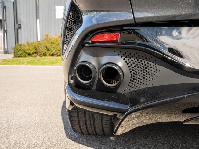 ASTON MARTIN Dbx Photo 39
