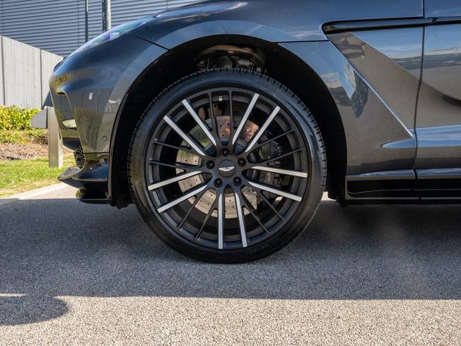 ASTON MARTIN Dbx Photo 4