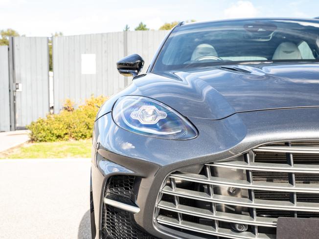ASTON MARTIN Dbx Photo 43