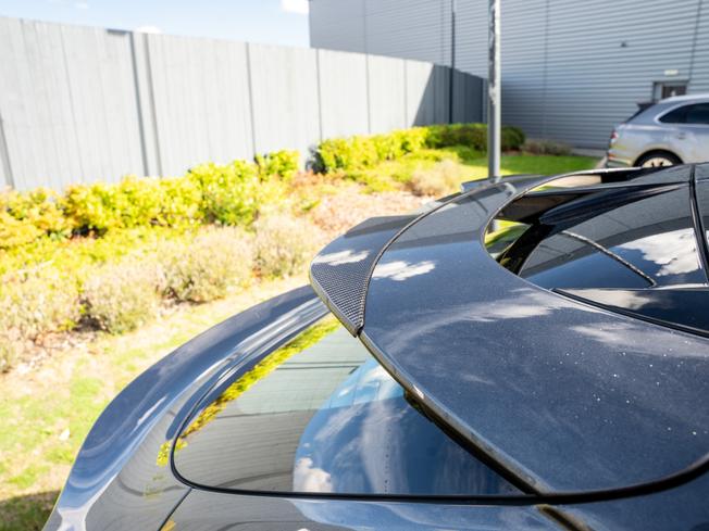 ASTON MARTIN Dbx Photo 44