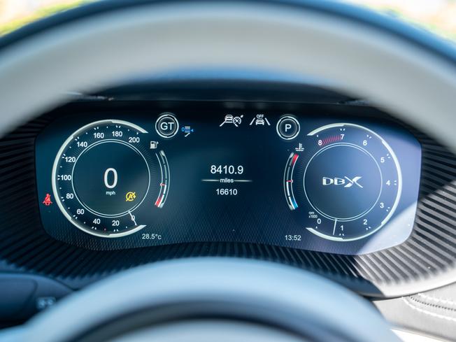 ASTON MARTIN Dbx Photo 6