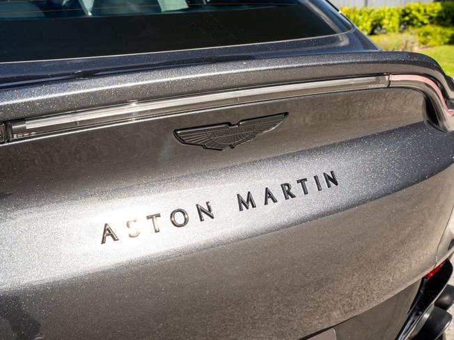 ASTON MARTIN Dbx Photo 8