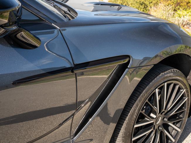 ASTON MARTIN Dbx Photo 9