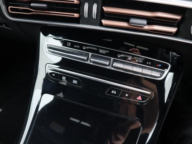 MERCEDES-BENZ EQC Photo 29