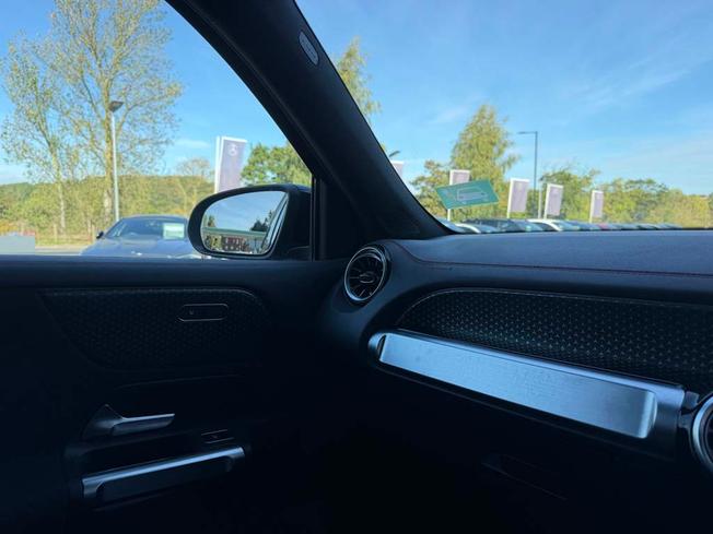 MERCEDES-BENZ Eqb Photo 32