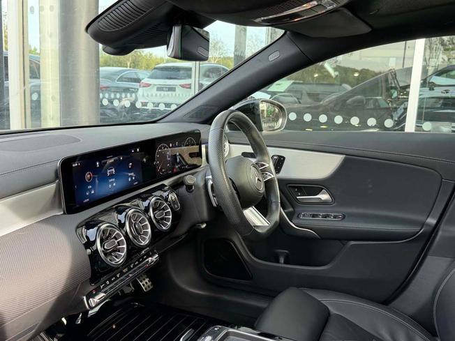 MERCEDES-BENZ CLA Class Photo 3
