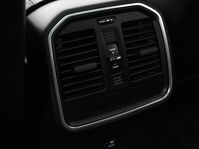 PORSCHE Macan Photo 26