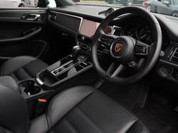 PORSCHE Macan Photo 3