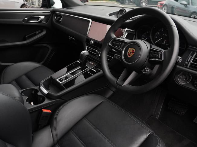 PORSCHE Macan Photo 3