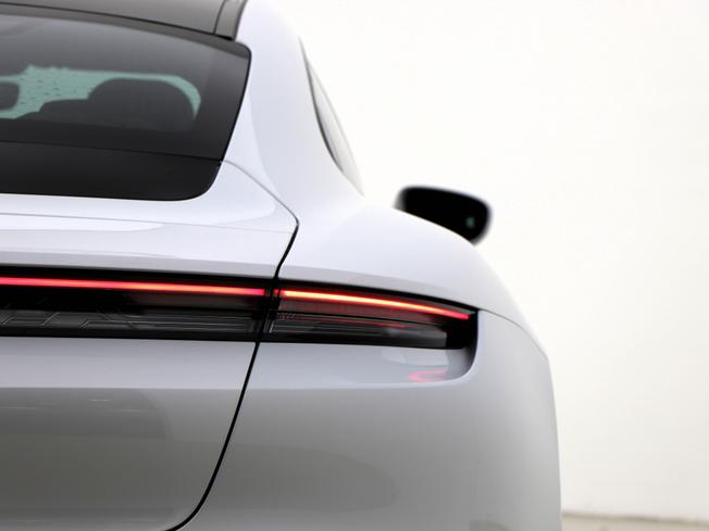 PORSCHE Taycan Photo 17