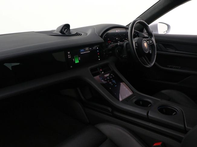 PORSCHE Taycan Photo 3