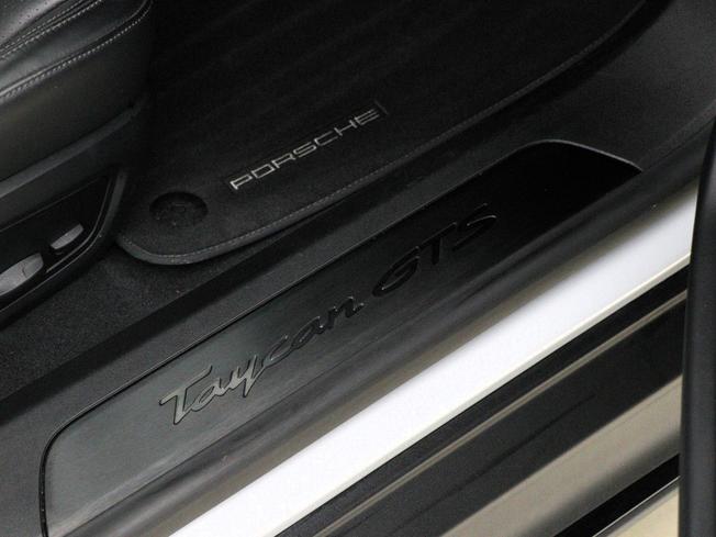 PORSCHE Taycan Photo 33