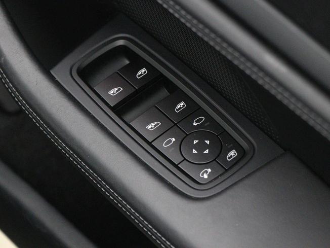 PORSCHE Taycan Photo 34